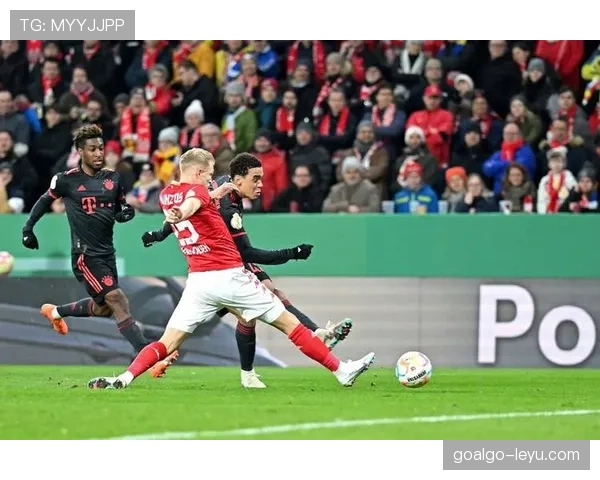 德甲争冠格局白热化:前六强状态火热,冠军悬念持续升级 德甲争冠格局白热化:前六强状态火热,冠军悬念持续升级