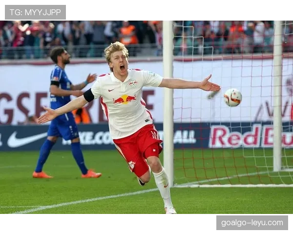 沃尔夫斯堡球迷热情助威，球队状态回升引关注