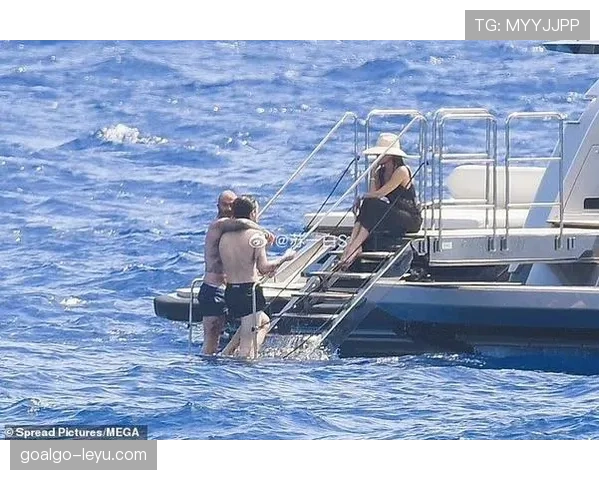 皮克退役后天天晒豪车游艇，这日子过得比贝克汉姆还像偶像剧