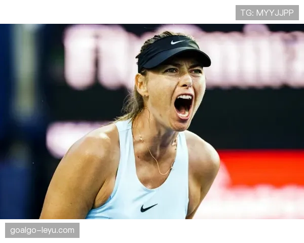 莎拉波娃下飞机的样子，汗还没擦干行李却像在开高定秀