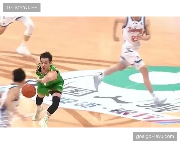 赵继伟训练完还蹲场边啃鸡胸肉，这自律谁顶得住啊