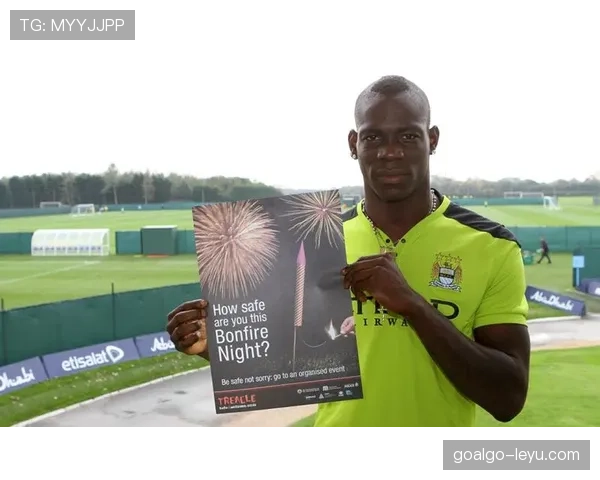 刷到马里奥·巴洛特利门口并排三辆跑车，我朋友当场懵